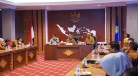 Pj Sekda Malut saat memimpin rapat transoformasi digital. 