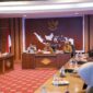 Pj Sekda Malut saat memimpin rapat transoformasi digital. 