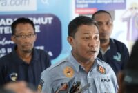 Kepala KSOP Ternate, Rushan Muhammad Didampingi Ketua Koperasi Mutiara Mangga Dua, Iksan Adam saat memberikan keterangan pers. 