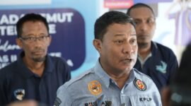 Kepala KSOP Ternate, Rushan Muhammad Didampingi Ketua Koperasi Mutiara Mangga Dua, Iksan Adam saat memberikan keterangan pers. 