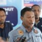 Kepala KSOP Ternate, Rushan Muhammad Didampingi Ketua Koperasi Mutiara Mangga Dua, Iksan Adam saat memberikan keterangan pers. 