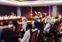 Kadis Kominfosan Malut, Iksan Arsyad saat memimpin rapat teknis percepatan pelayanan publik berbasis digital. 