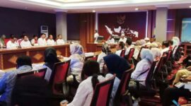 Kadis Kominfosan Malut, Iksan Arsyad saat memimpin rapat teknis percepatan pelayanan publik berbasis digital. 