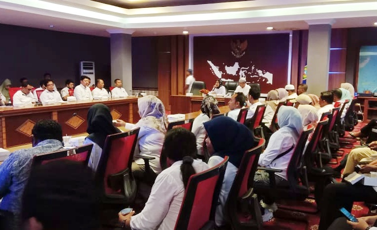 Kadis Kominfosan Malut, Iksan Arsyad saat memimpin rapat teknis percepatan pelayanan publik berbasis digital. 