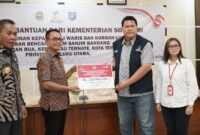 Perwakilan Kemensos RI memberikan santun kepada korban banjir bandang yang diterima langsung oleh Pj Sekda Malut. 