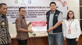Perwakilan Kemensos RI memberikan santun kepada korban banjir bandang yang diterima langsung oleh Pj Sekda Malut. 