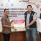 Perwakilan Kemensos RI memberikan santun kepada korban banjir bandang yang diterima langsung oleh Pj Sekda Malut. 