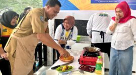 Plt Kadis Perkim Malut, Abdul Kadir Usman mengikuti lomba bakar ikan antar OPD