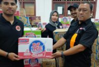 Biro PBJ Pemprov Malut saat menyerahkan bantuan korban banjir bandang di posko utama BPBD Kota Ternate.