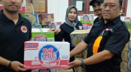 Biro PBJ Pemprov Malut saat menyerahkan bantuan korban banjir bandang di posko utama BPBD Kota Ternate.