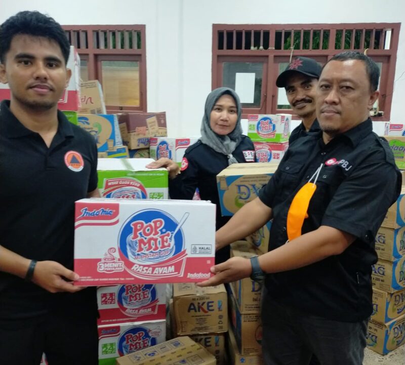 Biro PBJ Pemprov Malut saat menyerahkan bantuan korban banjir bandang di posko utama BPBD Kota Ternate.