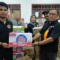 Biro PBJ Pemprov Malut saat menyerahkan bantuan korban banjir bandang di posko utama BPBD Kota Ternate.