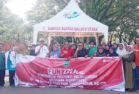 Foto bersama usai kegiatan Fun bike dan pembagian sembako. 