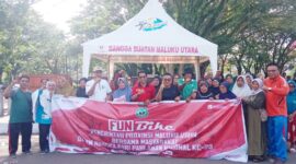 Foto bersama usai kegiatan Fun bike dan pembagian sembako. 