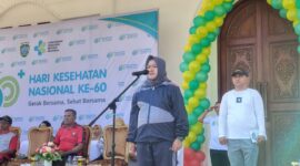 Pjs Bupati Sula, Wa Zaharia saat menjadi inspektur upacara HKN. 