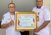 Kepala BKD Prov Malut, M. Miftah Buat dan Ketua Tim Penyelesaian Disparitas Data ASN, Rivaldi Arey saat Menerima Piagam Penghargaan dari BKN RI.