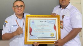 Kepala BKD Prov Malut, M. Miftah Buat dan Ketua Tim Penyelesaian Disparitas Data ASN, Rivaldi Arey saat Menerima Piagam Penghargaan dari BKN RI.