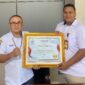 Kepala BKD Prov Malut, M. Miftah Buat dan Ketua Tim Penyelesaian Disparitas Data ASN, Rivaldi Arey saat Menerima Piagam Penghargaan dari BKN RI.