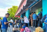 Antrian panjang di pelabuhan speed boat mangga dua Ternate. 