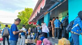 Antrian panjang di pelabuhan speed boat mangga dua Ternate. 