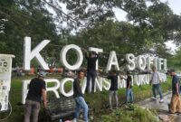 Pembersihan kawasan jalan 40 Kota Sofifi.