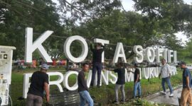 Pembersihan kawasan jalan 40 Kota Sofifi.