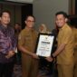 Pj Sekda Malut Abubakar Abdullah menyerahkan piagam penghargaan pada Ibnu Salam Pegawai PUPR Malut dinobatkan sebagai Kasubag Perencanaan perbaik dilingkungan Pemprov Malut.