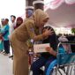 Staf ahli, Hairiah saat merangkul penuh kasih salah satu siswi SLB. 

Staf ahli, Hairiah saat merangkul penuh kasih salah satu siswi SLB. 