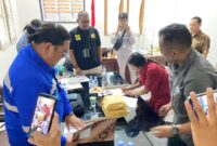 Ahli waris saat menerima santunan dari perusahaan. 