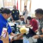 Ahli waris saat menerima santunan dari perusahaan. 