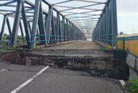 Terlihat unjung jembatan Kali Oba II longsor. 