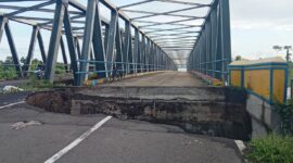 Terlihat unjung jembatan Kali Oba II longsor. 