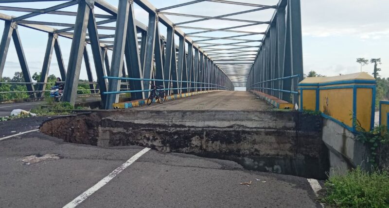 Terlihat unjung jembatan Kali Oba II longsor. 