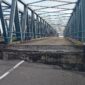 Terlihat unjung jembatan Kali Oba II longsor. 