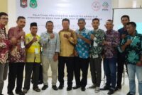 DR Mukhtar Adam foto bersama peserta pelatihan. 