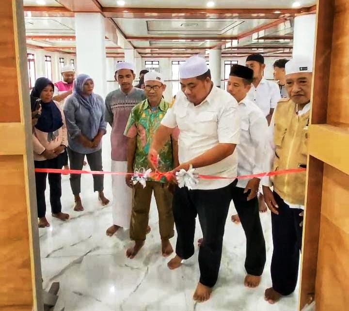 Ketua DKM Shafful Khairaat Sofifi, Marwan Polisiri saat soft launching SKMart. 