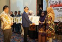 Pj Sekda
 Malut saat menyerahkan piagam penghargaan. 