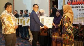 Pj Sekda
 Malut saat menyerahkan piagam penghargaan. 