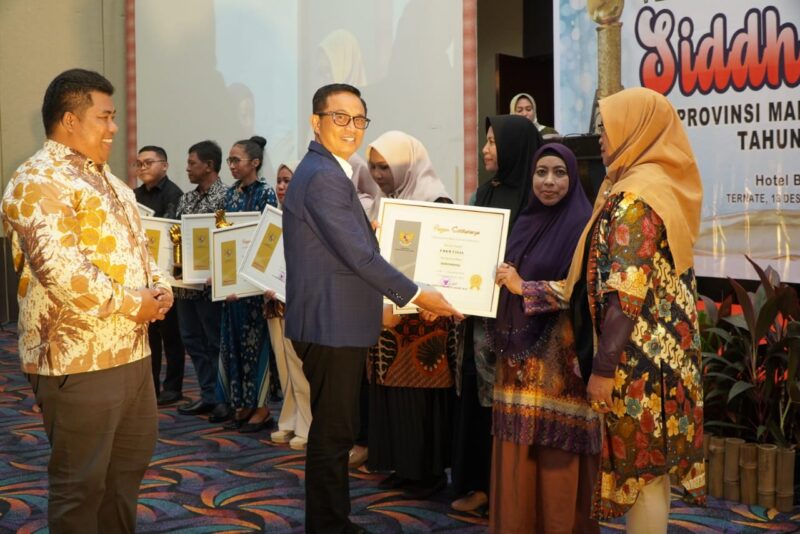Pj Sekda
 Malut saat menyerahkan piagam penghargaan. 