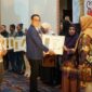 Pj Sekda
 Malut saat menyerahkan piagam penghargaan. 