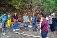 Komunitas Genius bersama DLH Kota Tidore Kepulauan bersih-bersih sampah di Pantai Akesahu Kecil. 