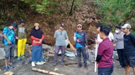 Komunitas Genius bersama DLH Kota Tidore Kepulauan bersih-bersih sampah di Pantai Akesahu Kecil. 