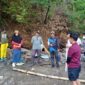 Komunitas Genius bersama DLH Kota Tidore Kepulauan bersih-bersih sampah di Pantai Akesahu Kecil. 
