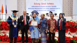 Ifoni Patara didampingi kedua orang tua foto bersama Rektor Unibrah, Kepala LLDikti dan Staf Ahli Gubernur. (Foto: Amata Shihab). 