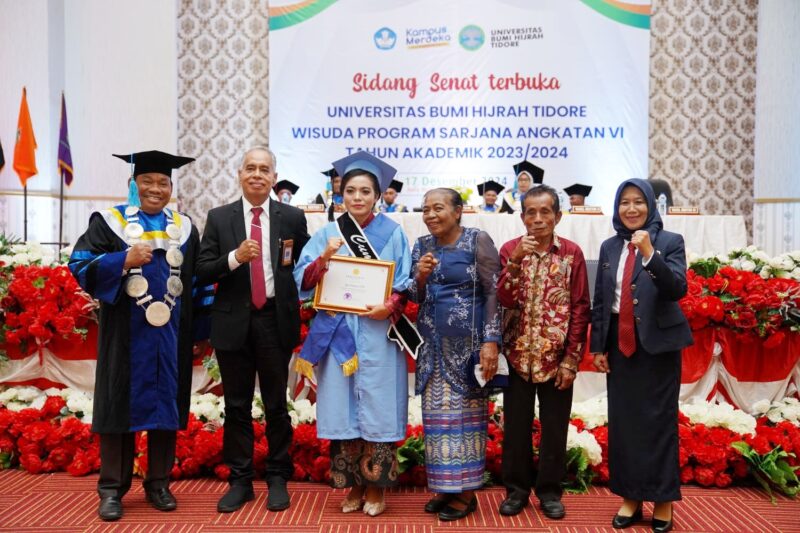 Ifoni Patara didampingi kedua orang tua foto bersama Rektor Unibrah, Kepala LLDikti dan Staf Ahli Gubernur. (Foto: Amata Shihab). 