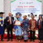 Ifoni Patara didampingi kedua orang tua foto bersama Rektor Unibrah, Kepala LLDikti dan Staf Ahli Gubernur. (Foto: Amata Shihab). 