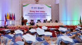 Suasana prosesi wisuda ke-6 Universitas Bumi Hijrah Tidore. 