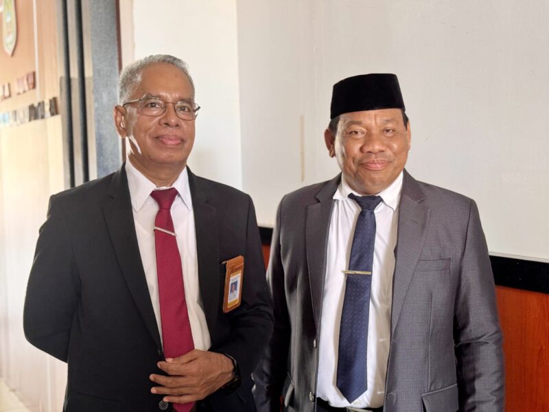 Kepala LLDikti XII, Jantje Eduard Lekatompessy dan Rektor Unibrah, Sarbaini A Karim. 