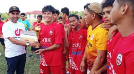 Kadispora Malut, Saifuddin Djuba saat menyerahkan piala dan piagam Penghargaan kepada juara 1 kejuaraan sepak bola usia berjenjang U-16. 
