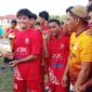 Kadispora Malut, Saifuddin Djuba saat menyerahkan piala dan piagam Penghargaan kepada juara 1 kejuaraan sepak bola usia berjenjang U-16. 